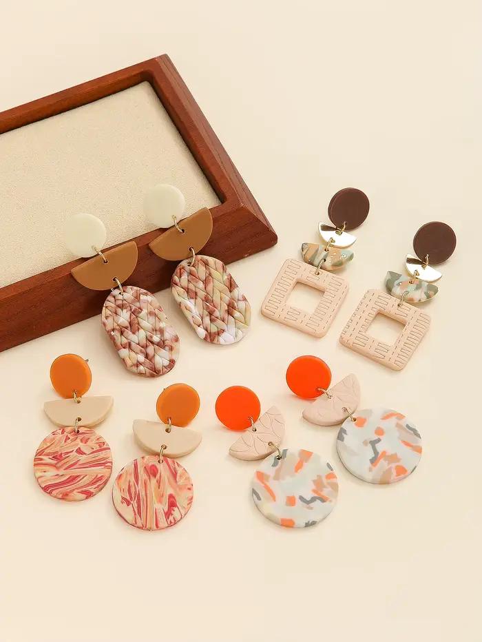 Boucles d'oreilles pendantes géométriques irrégulières en argile polymère terracotta avec texture marbrée