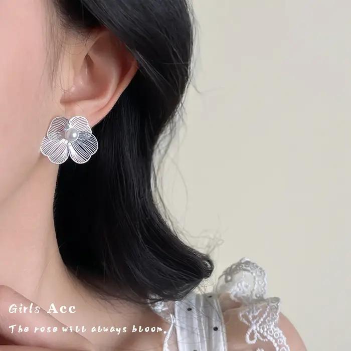 Boucles d'oreilles clous élégantes en fausses perles baroques françaises 2026 pour femmes