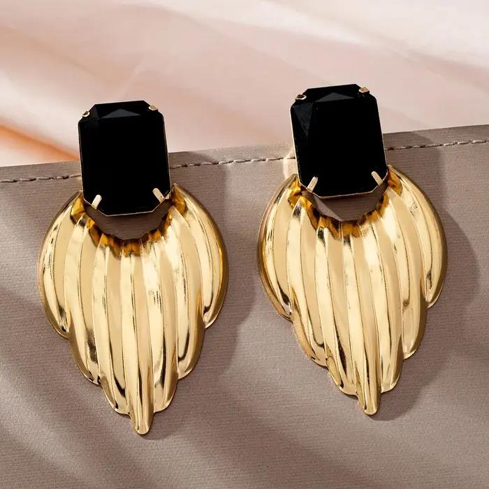 Une paire de boucles d'oreilles pour femmes de style métal arabe