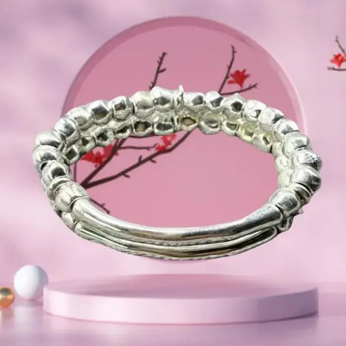 Bracelets et bijoux exquis, cadeaux qui les filles aiment l'été de 2025