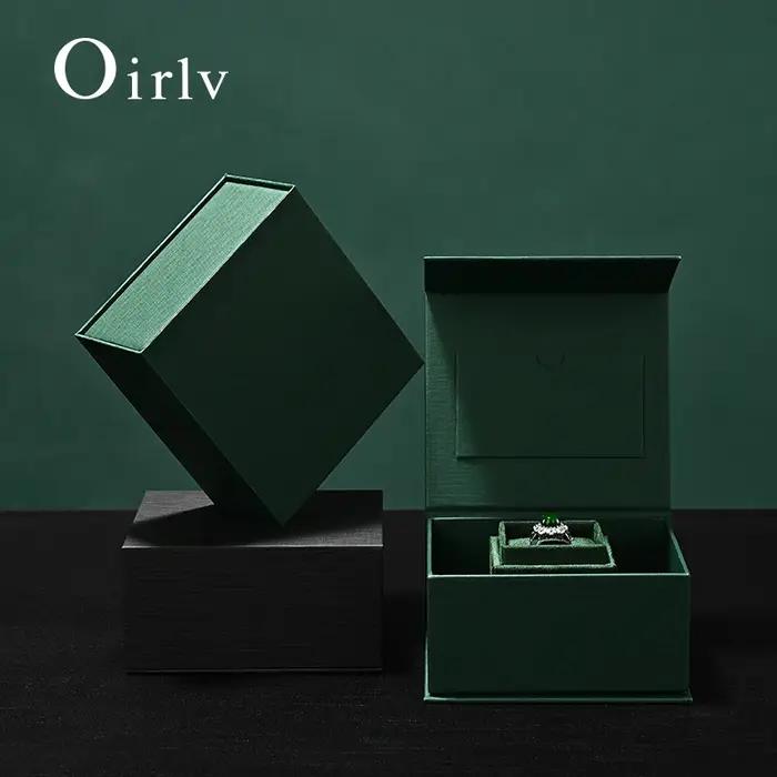 Boîte à bagues Oirlv : conçue ingéniosamente avec une fente spécialisée pour un placement sécurisé des bijoux