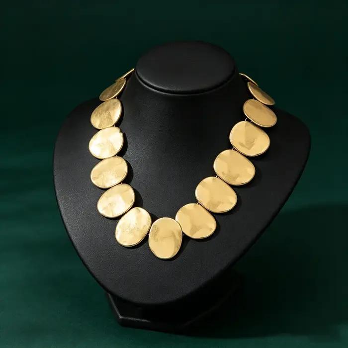 Collier plaqué or avec pendentif disque rond en alliage de zinc durable pour femmes style vintage chic grandes occasions à offrir