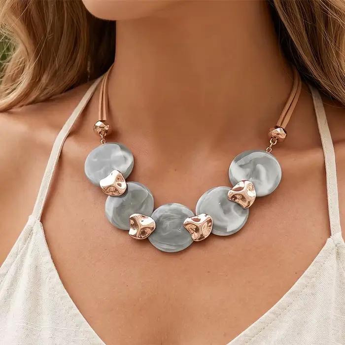 Collier bohème circulaire en acrylique avec breloques dorées pour femmes occasions spéciales usage quotidien