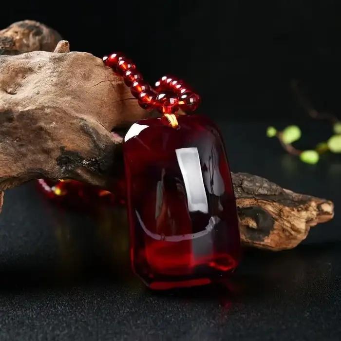Collier élégant avec pendentif en résine d'ambre rouge sang