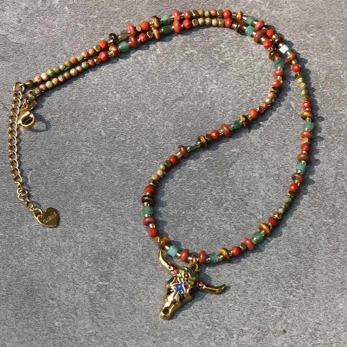 Collier avec pendentif tête de taureau coloré en pierre naturelle pour femmes