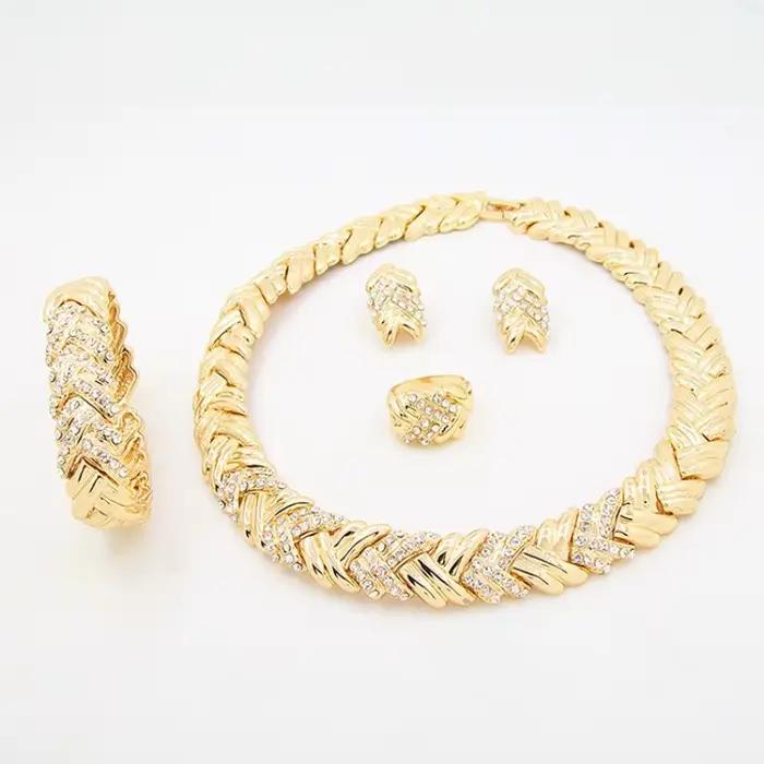 2025 Dubai ensemble de bijoux pour femme plaqué or 18 carats collier de luxe boucles d'oreilles Bracelet et bague ensemble bijoux fête de mariage ensemble tendance