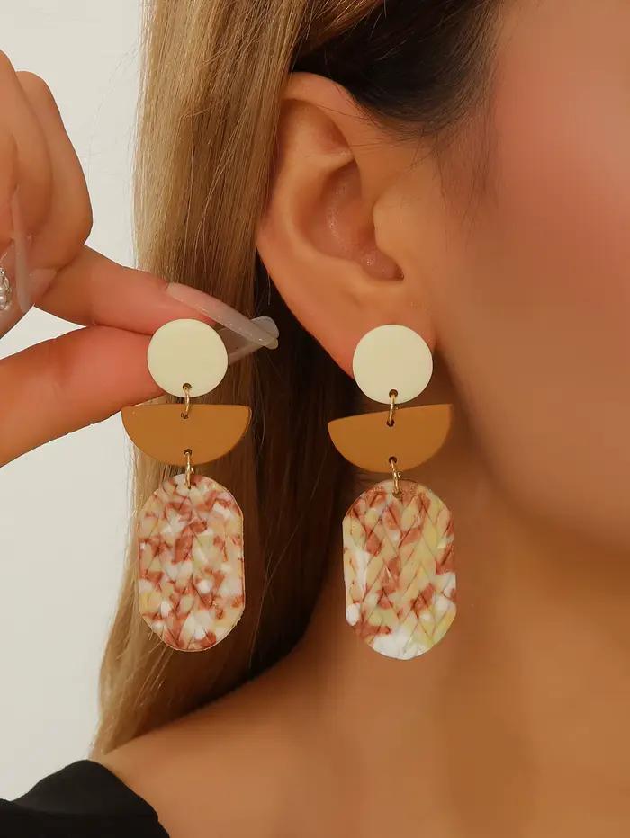 Boucles d'oreilles pendantes géométriques irrégulières en argile polymère terracotta avec texture marbrée