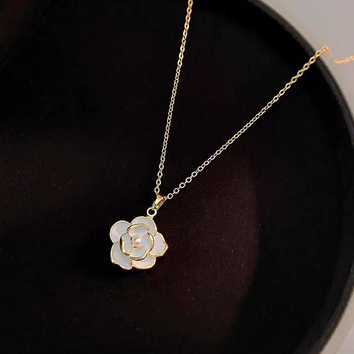Collier romantique français élégant en émail blanc