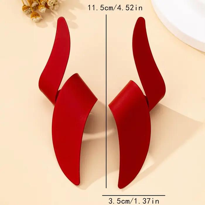 Une paire de boucles d'oreilles pour femmes, boucles d'oreilles géométriques irrégulières et exagérées de couleur rouge, adaptées à un usage quotidien et aux vacances