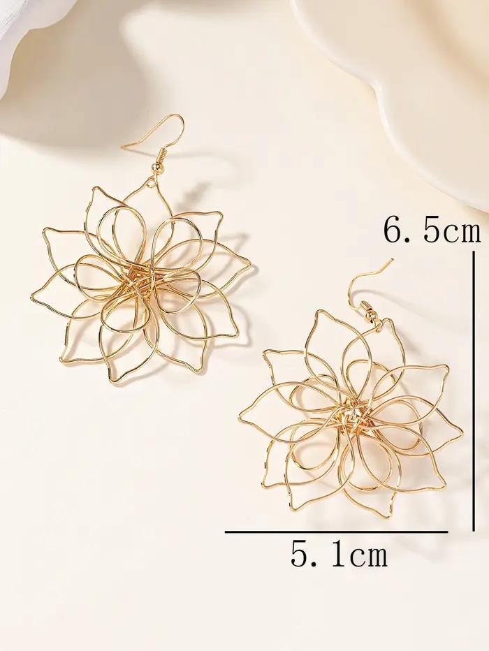 Une paire de boucles d'oreilles à fleurs en fer tridimensionnelles creuses à la mode et polyvalentes pour femmes