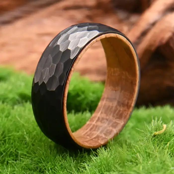 Bague baril de whisky martelé en tungstène noir de 8 mm pour homme occasions spéciales mariage fiançailles engagement
