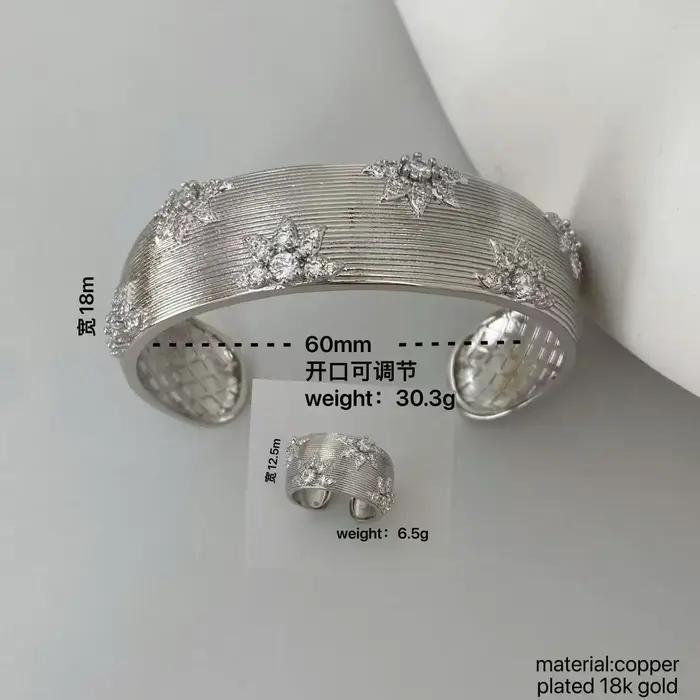 Bracelet de Manchette Ajustable en Cuivre Plaqué Or avec Motif Floral Pour Occasions Spéciales Femmes