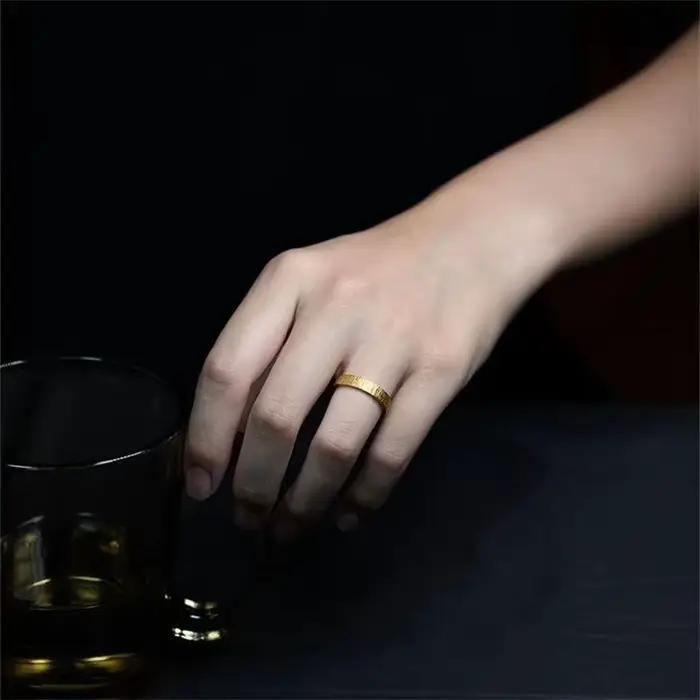 Bague dorée de personnalité pour hommes