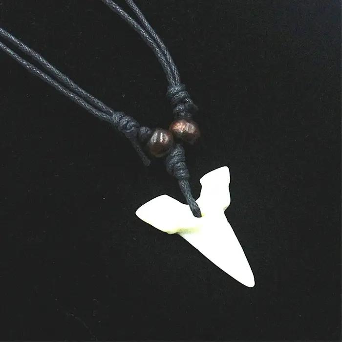 Collier Imitation os de Yak en forme de dent de requin