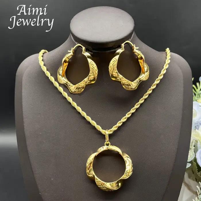 Grandes boucles d'oreilles et pendentif italiens