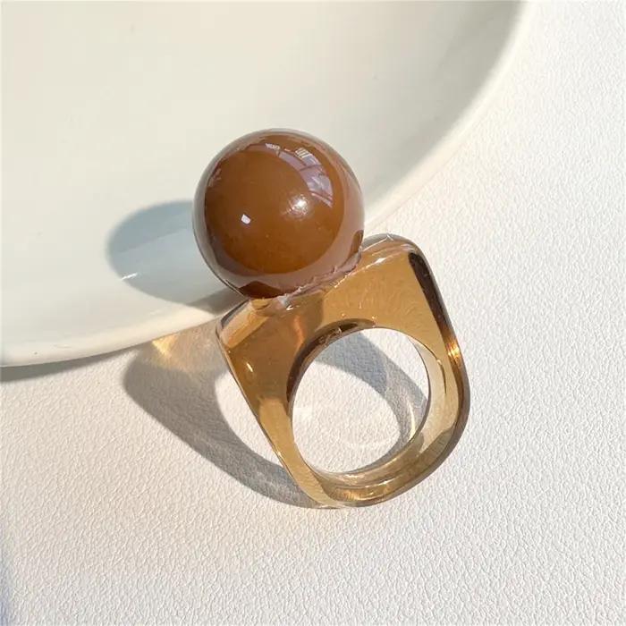 Bague en résine sphérique carrée au design classique