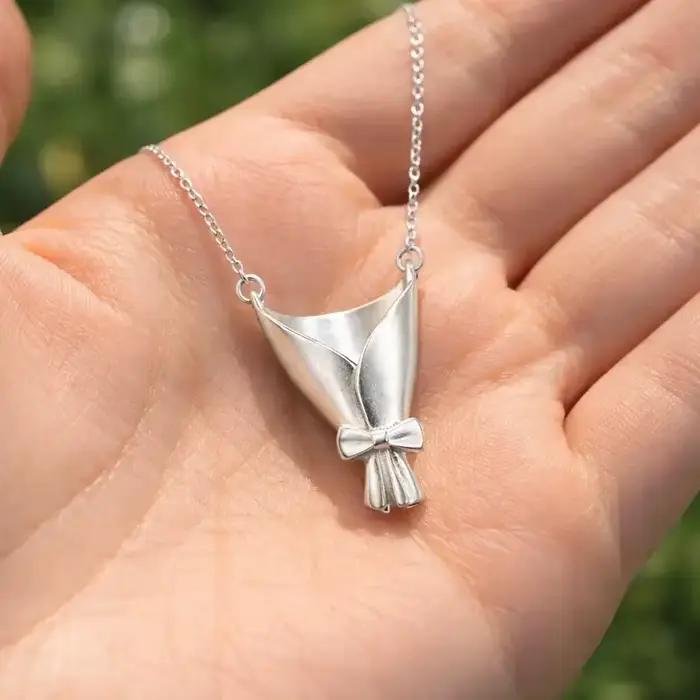 Collier pendentif élégant en forme de bouquet de fleurs pour femme