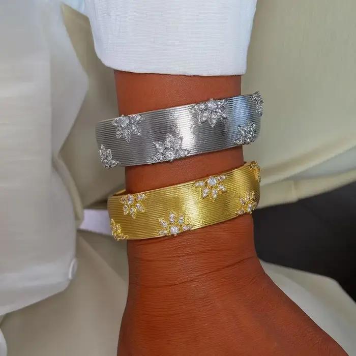 Bracelet de Manchette Ajustable en Cuivre Plaqué Or avec Motif Floral Pour Occasions Spéciales Femmes
