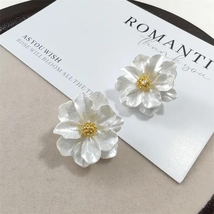 Boucles d'oreilles à fleurs acryliques blanches pour femmes, fleurs pliées, mode coréenne, pétales d