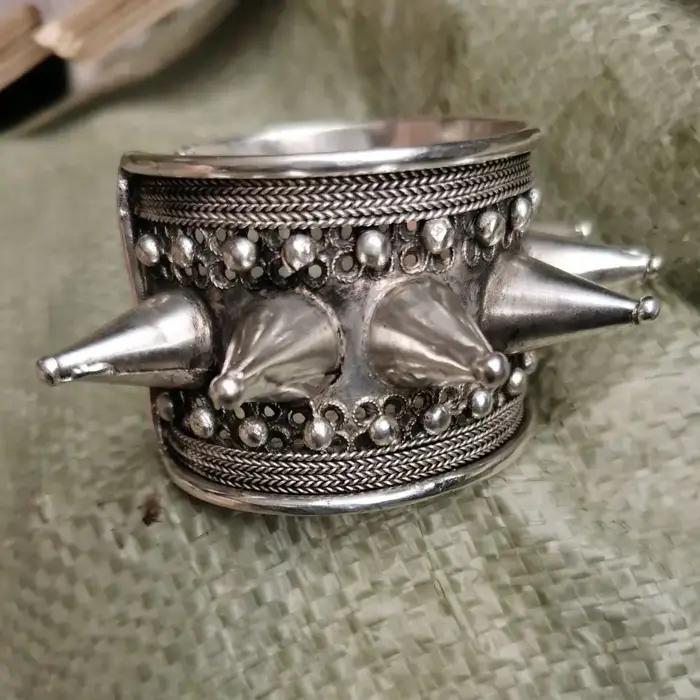 Bracelets en argent Miao ethnique rétro fabriqués à la main pour hommes et femmes occasions spéciales style unique et exagéré