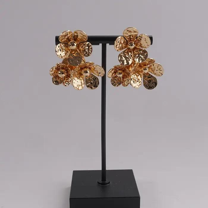 Boucles d'oreilles à fleurs dorées texturées opulentes, accessoire rétro audacieux pour robes formelles, hauts en soie, style avec une riche esthétique
