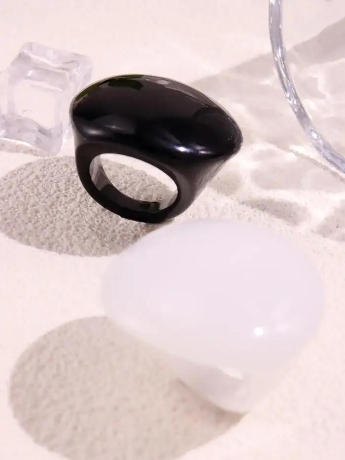 Ensemble de bagues géométriques minimalistes polyvalentes en résine noire