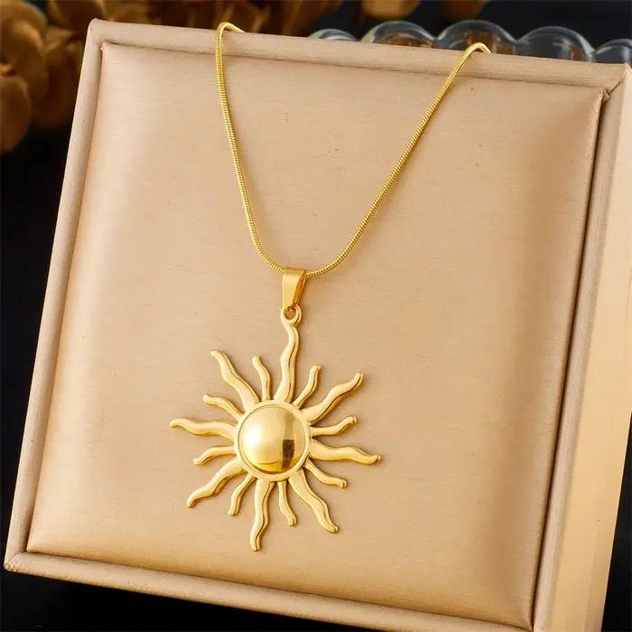 Collier pendentif soleil plaqué or 18 carats, design rayons ondulés avec chaîne serpent, bijou state