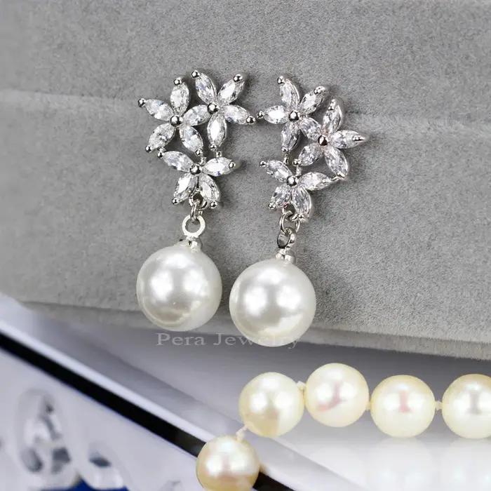 Boucles d'Oreille Pera CZ Elégantes en Argent Plaqué avec Fleurs Romantiques pour Femmes Occasions Spéciales