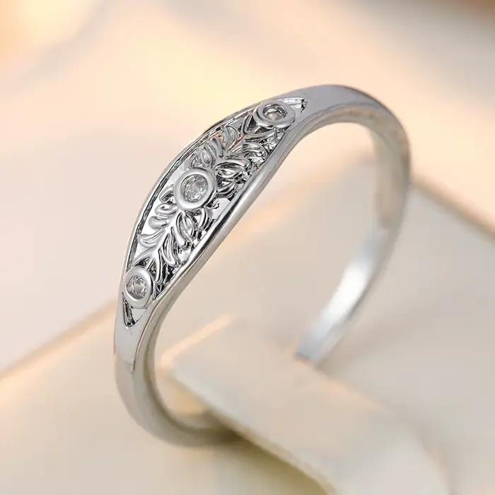 Bague Classique pour Femme avec Fleur Incrustée de Zirconiums Blancs