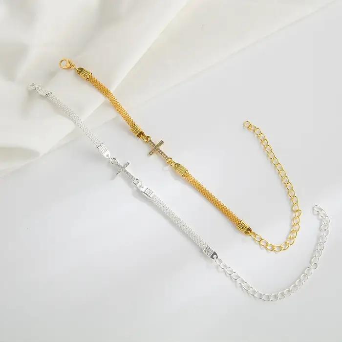 Bracelet en alliage avec strass en forme de croix