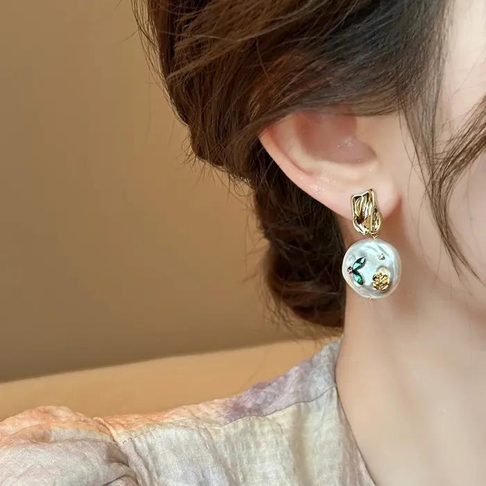Monet Garden imite la conception de boucles d'oreilles en perles baroques avec des bijoux de tempérament inhabituel