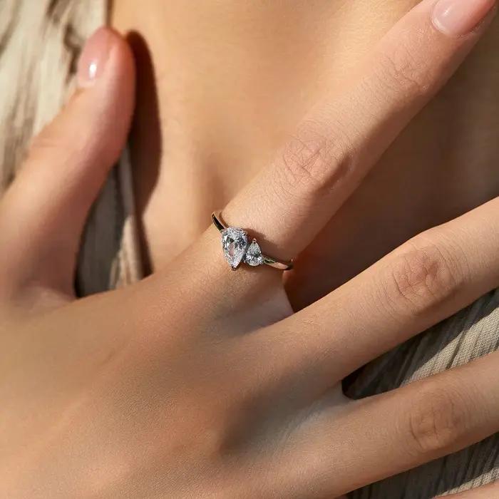 Bague en argent sterling 925 sertie de zirconium blanc élégante pour occasions spéciales femmes cadeau de prestige pour fiançailles mariage anniversaire