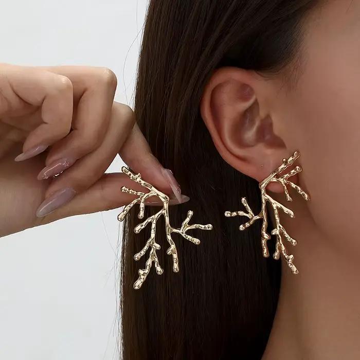 Boucles d'oreilles bohémiennes pour femmes, breloque tendance, exagération irrégulière, branche de corail rouge, personnalité, accessoire de bijoux de plage d'été