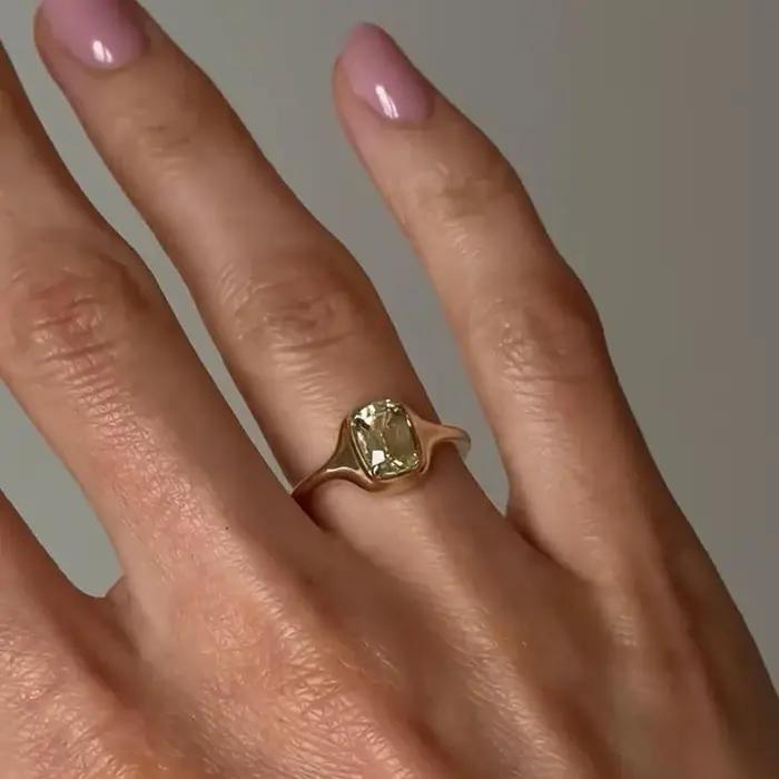 Bagues classiques minimalistes carrées en diamants jaunes scintillants pour femmes