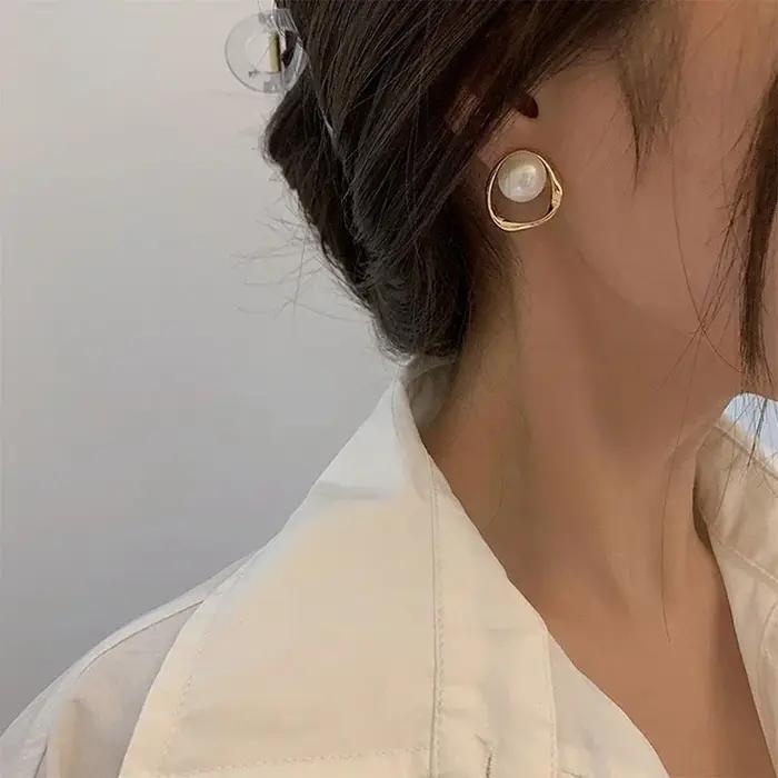 Boucles d'Oreilles Rondes en Imitation de Perles Dorées Design Coréen Délicat et Irrégulier Bijoux Inhabituels à la Mode 2023 Occasions Spéciales