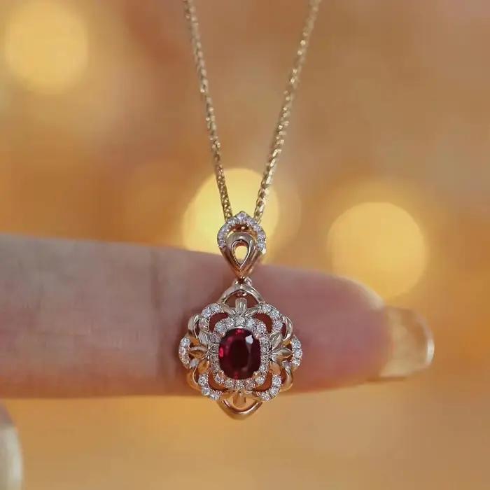 Collier classique avec pendentif en grenat brillant
