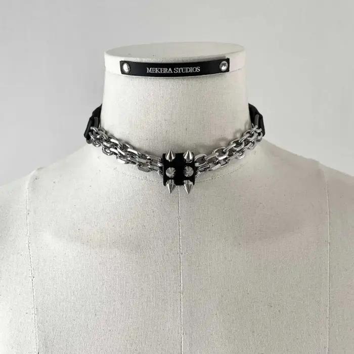 Un collier punk, chaîne de clavicule à la mode et polyvalente