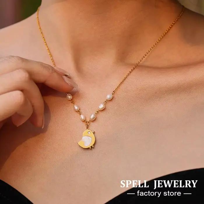 Collier en acier inoxydable plaqué or 18 carats avec perle d'eau douce et pendentif de poulet pour femmes occasions spéciales