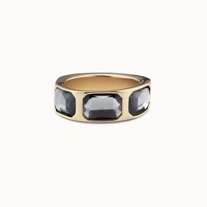Bague incrustée de pierres précieuses de luxe élégantes