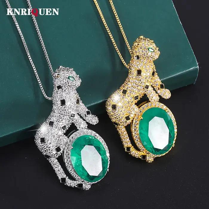 Collier pendentif léopard en pierre émeraude pour femme