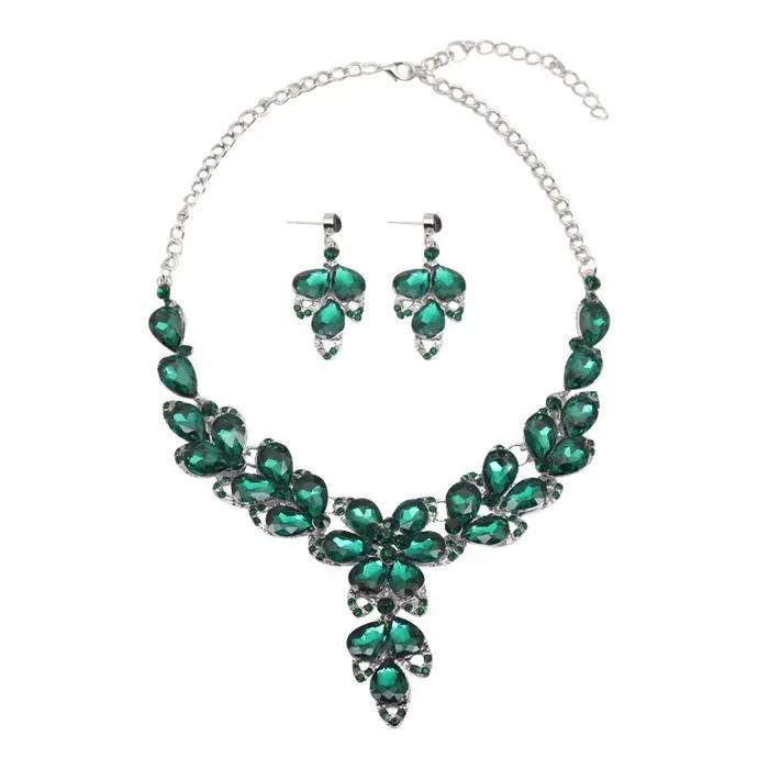 Ensemble collier et boucles d'oreilles de style pétale de fleur sertis de diamants. Bijoux imperméables de haute qualité. Cadeau pour votre femme.
