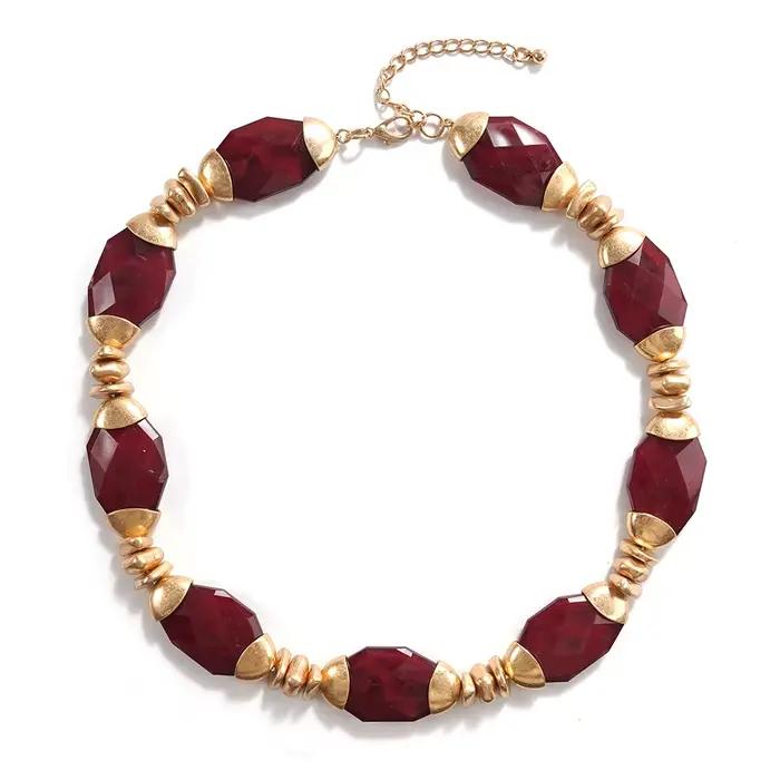 Collier de perles à facettes bordeaux foncé et accents dorés bijou rétro luxueux pour femmes occasions spéciales soirée rendez-vous élégantes