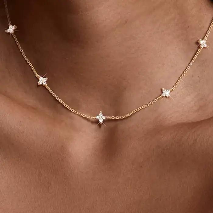 Collier Feuille Porte-Bonheur en Argent Sterling 925 et Plaquage d'Or 14 Carats, avec Pendentif Fleurs CZ Blancs, Idéal pour Toutes Occasions