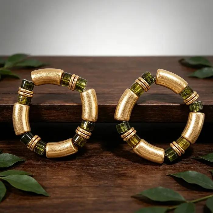 Bracelet de perles tubulaires aux tons terreux d'inspiration rétro