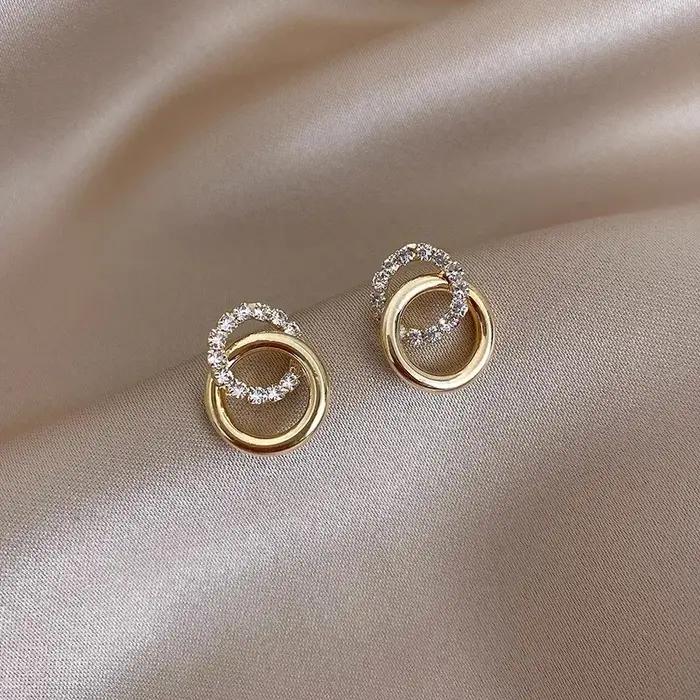 Boucles d'oreilles à clous géométriques couleur or avec strass étincelants pour femmes, bijoux féminins de luxe légers, romantiques et élégants pour toutes les occasions