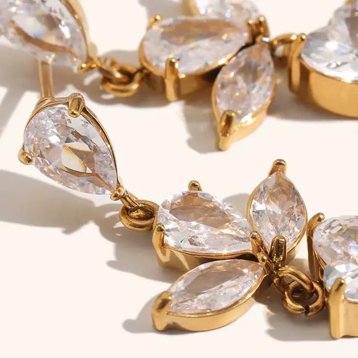 La. Boucles d'oreilles pour femmes en acier inoxydable avec fleurs géométriques Muses et zircon brillant