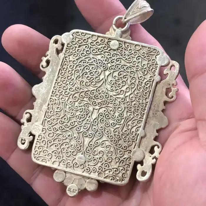 Pendentif vintage en émail cloisonné incrusté d'une gemme carrée rouge