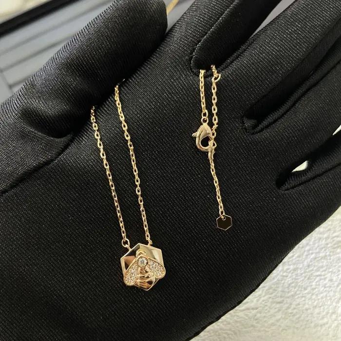 Nouveau produit tendance : collier abeille sculpté