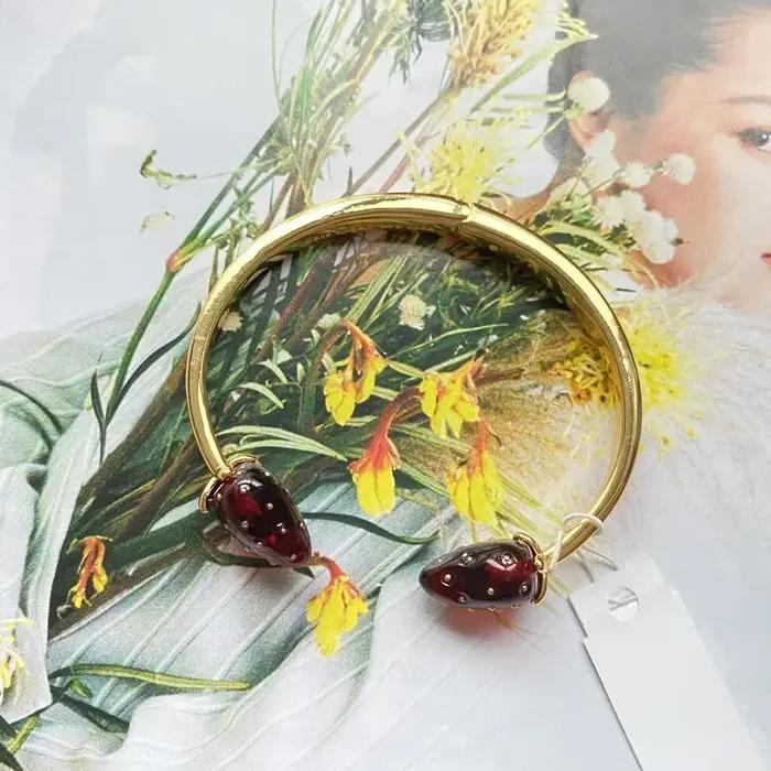 Bracelet de perles de fraises en résine rouge avec breloque abeille pour femmes, cadeau de bijoux pa