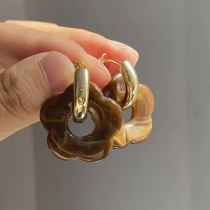 Boucles d'oreilles créoles cercle doré motif fleur colorée en résine acrylique pour femmes mode et élégance occassions spéciales